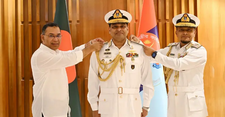 প্রধানমন্ত্রী তারেক রহমান ও মাঝখানে নতুন নৌপ্রধান এবং বিদায়ী নৌপ্রধান