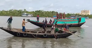 মোংলায় ট্রলার থেকে পড়ে নিখোঁজ যুবক; উদ্ধারে ফায়ার সার্ভিস-কোস্টগার্ড-নৌবাহিনী
