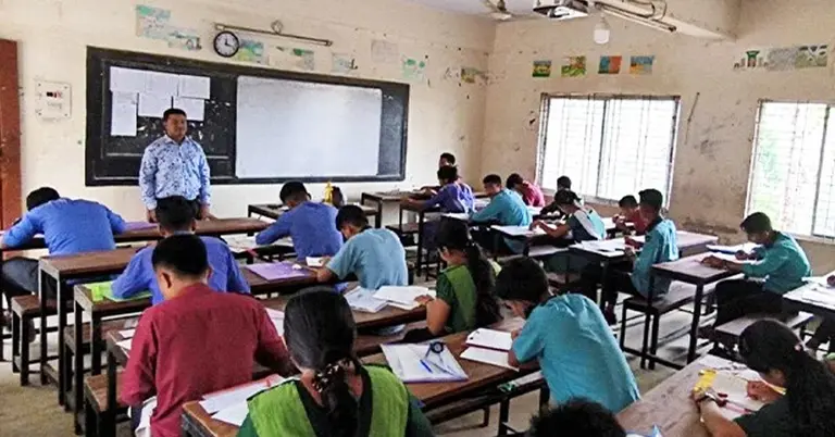 নোয়াখালীতে একটি বিদ্যালয়ের এসএসসি পরীক্ষার্থীদের একাংশ
