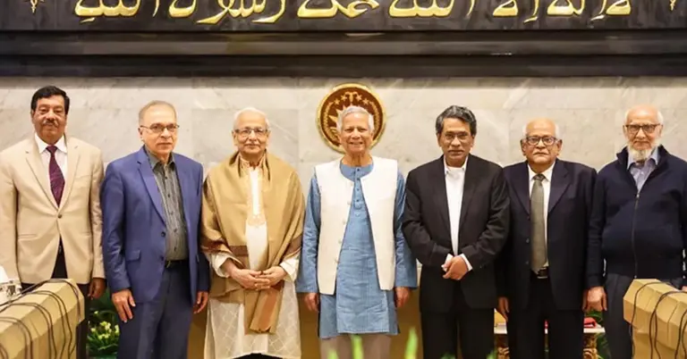 ঐকমত্য কমিশনের সদস্যদের সঙ্গে প্রধান উপদেষ্টা