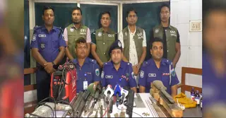 পাবনা পুলিশের অভিযানে অস্ত্র-গুলি ও মাদক উদ্ধার, গ্রেপ্তার ২