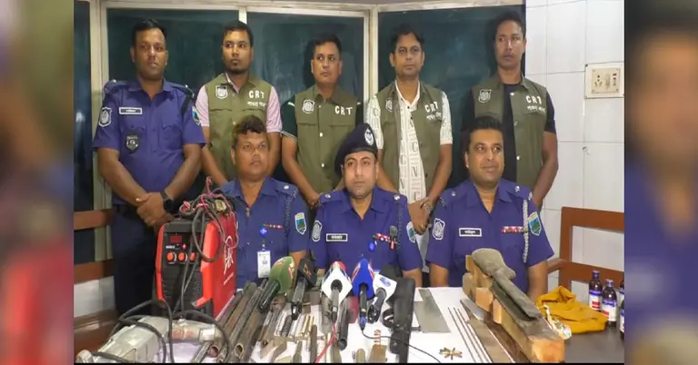 অভিযানের পর উদ্ধারকৃত অস্ত্র