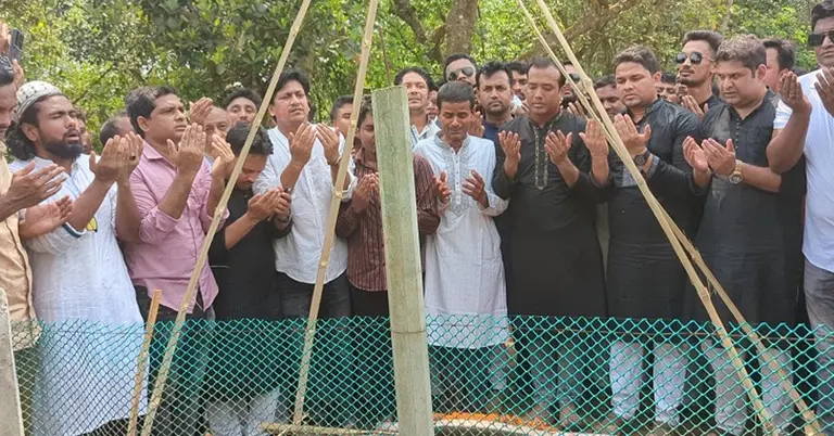 কবর জিয়ারতে ছাত্রদল সভাপতি রাকিবুল ইসলাম রাকিব