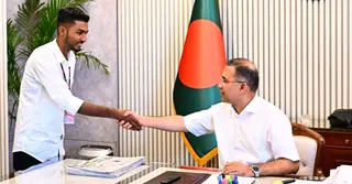 জুলাইয়ের রক্তমাখা পতাকা হাতে প্রধানমন্ত্রীর সঙ্গে বাঙলা কলেজ শিক্ষার্থী আজিজুরের সাক্ষাৎ
