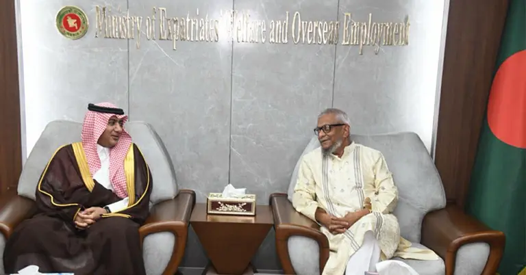 বৈদেশিক কর্মসংস্থান মন্ত্রী আরিফুল হক চৌধুরী ও সৌদি রাষ্ট্রদূত ড. আবদুল্লাহ জাফর এইচ বিন আবিয়া