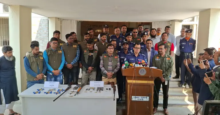 পাবনায় ডিবির অভিযানে বিদেশি অস্ত্র ও ৫৯ রাউন্ড গুলিসহ ৩ আটক