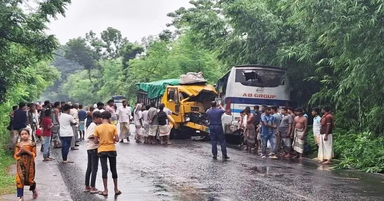 পাবনায় ট্রাক ও বাসের সংঘর্ষে নিহত ৩