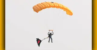 বাংলাদেশের পতাকা নিয়ে ৫৪ জন প্যারাট্রুপারের বিশ্ব রেকর্ড