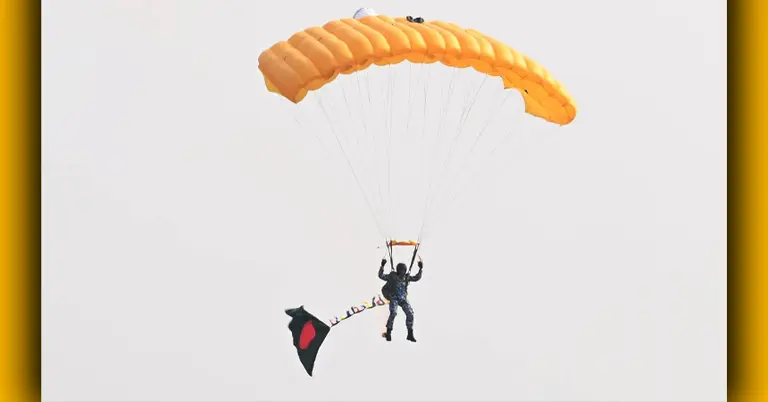 জাতীয় পতাকা নিয়ে একজন প্যারাট্রুপার