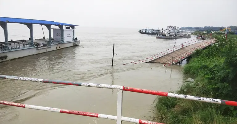 পাটুরিয়ায় ভেঙে যাওয়া জেটি
