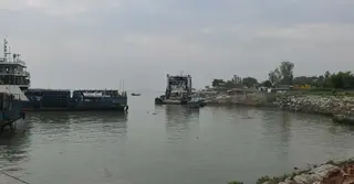 ঝড়-বৃষ্টিতে পাটুরিয়া-দৌলতদিয়ায় ফেরি ও লঞ্চ চলাচল বন্ধ