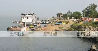 বৈরী আবহাওয়া: পাটুরিয়া-দৌলতদিয়া নৌরুটে ফেরি-লঞ্চ চলাচল বন্ধ