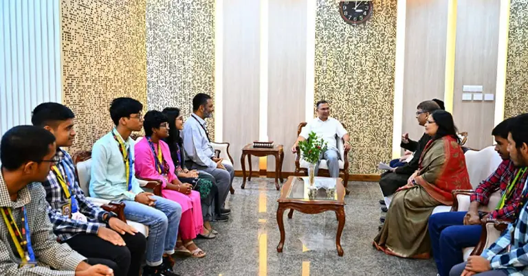 বিজয়ীদের সঙ্গে প্রধানমন্ত্রী