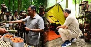বাঙ্কারে নেমে সেনাসদস্যদের সঙ্গে আহার; আড়ালে থাকা ছদ্মবেশীদের দিলেন উৎসাহ
