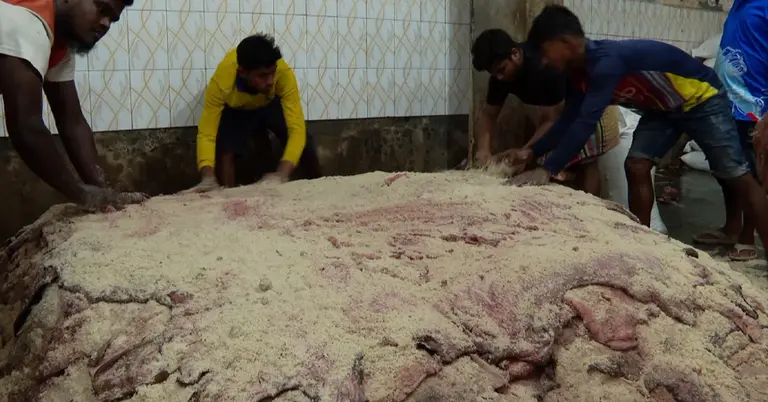 নির্ধারিত দামে বিক্রি হচ্ছে না চামড়া; ক্ষুব্ধ মৌসুমি ব্যবসায়ীরা