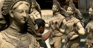 আর একদিন পর দুর্গোৎসব; প্রতিমায় শেষ তুলির আঁচড় টানতে ব্যস্ত কারিগর