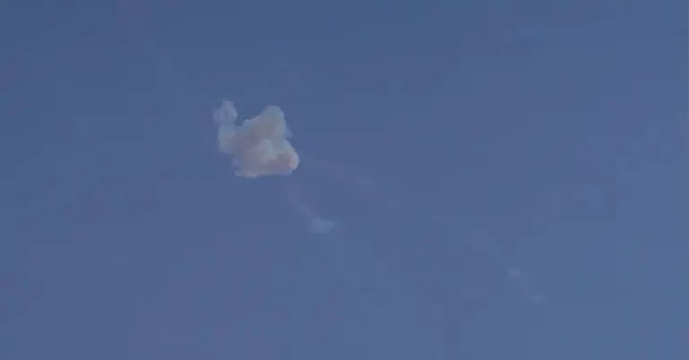 কাতার ইরানি ক্ষেপণাস্ত্র আটকানোর সময় দোহার আকাশে ধোঁয়া