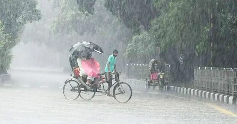 মুষুলধারে বৃষ্টি হচ্ছে