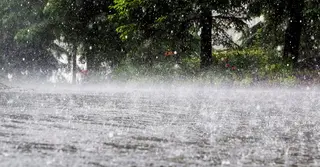 দেশজুড়ে ভারী থেকে অতি ভারী বর্ষণের সম্ভাবনা, কমতে পারে তাপমাত্রা