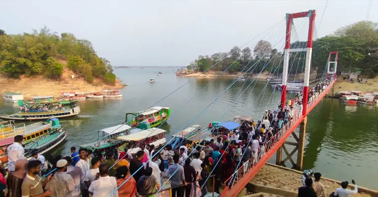 রাঙামাটির পর্যটনের আইকন ঝুলন্ত সেতুতে বেড়েছে পর্যটকদের ভিড়