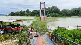 এখনো তিন ফুট পানির নিচে রাঙামাটির ঝুলন্ত সেতু