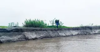 দেশের প্রধান সব নদ-নদীর পানি সমতল বিপৎসীমার নিচ দিয়ে প্রবাহিত হচ্ছে