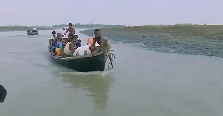 নদী পার হয়ে বাংলাদেশে প্রবেশ করছে রোহিঙ্গারা