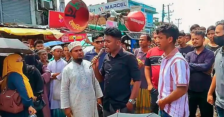 চাকরিতে পুনর্বহালের দাবিতে সড়ক অবরোধ করে বিক্ষোভ