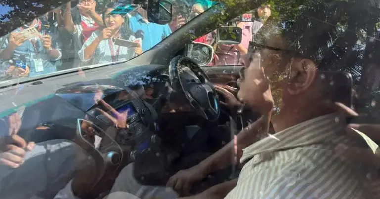 ডাকসুর ভিপি সাদিক কায়েমকে ট্রাইব্যুনালে আসতে দেখা যায়