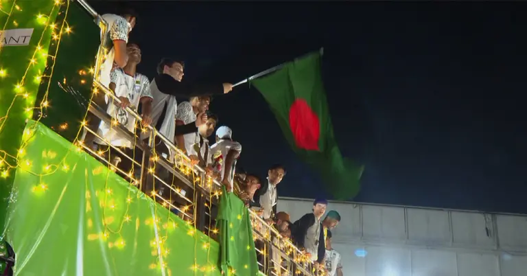 ছাদখোলা বাসে ফুটবলাররা