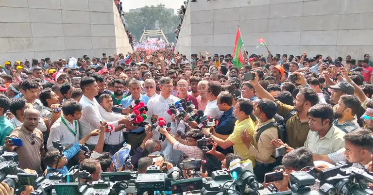 বক্তব্য রাখছেন সালাহউদ্দিন আহমেদ