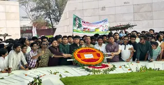 স্বাধীনতা দিবসে জিয়াউর রহমান ও খালেদা জিয়ার সমাধিতে ঢাবি ছাত্রদলের শ্রদ্ধা