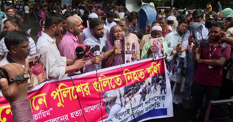 সচিবালয়ের সামনে বিক্ষোভ