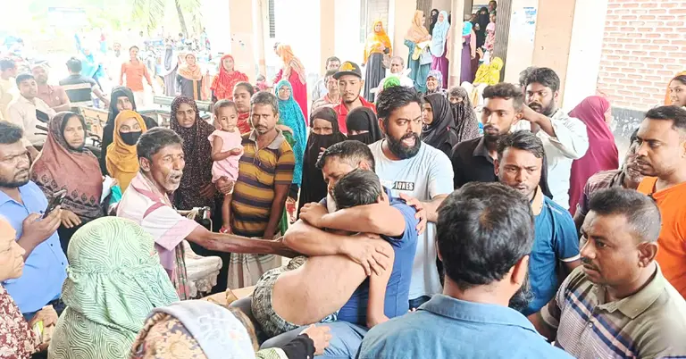 হাসপাতালে নিহতের স্বজনদের আহাজারি