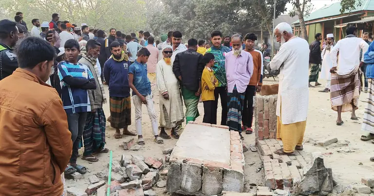 ধ্বসে যাওয়া দেয়ালের অংশবিশেষ