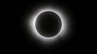 পূর্ণগ্রাস সূর্যগ্রহণে দিন রূপ নিলো রাতে!