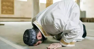 নামাজে সাহু সিজদা করার কারণ কী, কখন দিতে হয়?