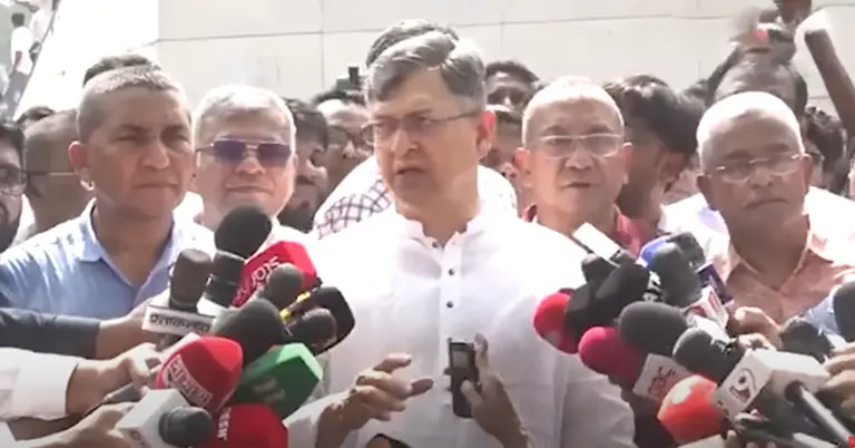 সাংবাদিকদের সঙ্গে কথা বলছেন সালাহউদ্দিন আহমেদ