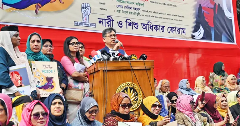 মৌন মিছিল পূর্ব সমাবেশে বক্তব্য রাখছেন সালাহউদ্দিন