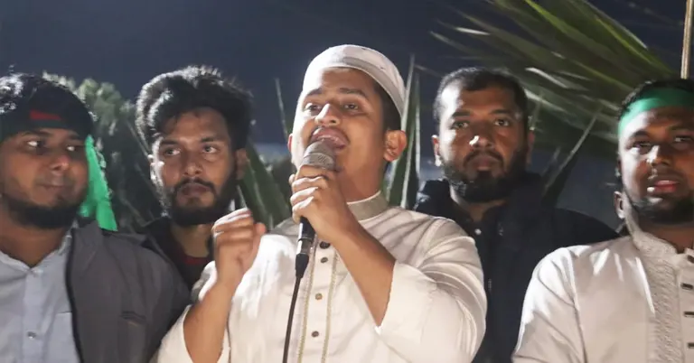 ছাত্রজনতার বিক্ষোভ মিছিলে বক্তব্য রাখছেন সারজিস