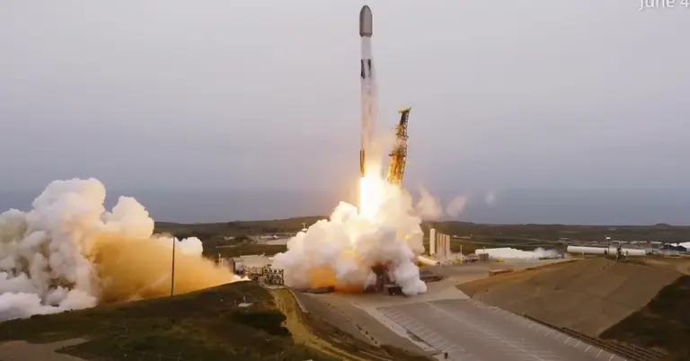 স্যাটেলাইট উৎক্ষেপন করা হচ্ছে