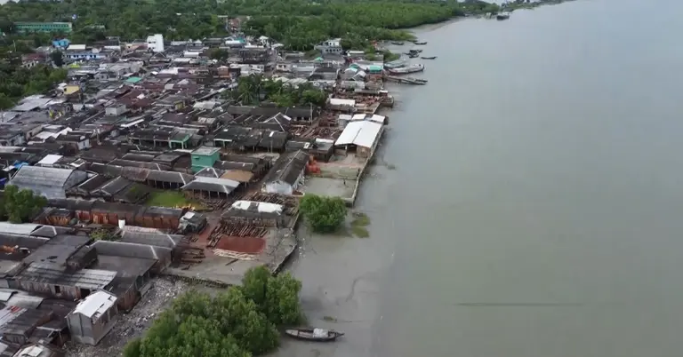সাতক্ষীরায় চর দখলের প্রতিযোগিতা, সংকুচিত খোলপেটুয়া নদী