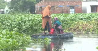 সাতক্ষীরায় টানা বৃষ্টিতে পৌর এলাকা প্লাবিত;দুর্ভোগে হাজারো মানুষ
