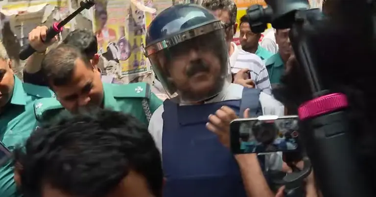 আদালত প্রাঙ্গনে পুলিশি নিরাপত্তায় শাহজাহানসহ আ.লীগের অন্য নেতারা
