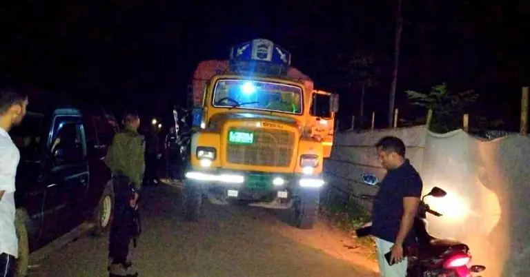অভিযান চলাকালে আটক বালুবোঝাই ট্রাক