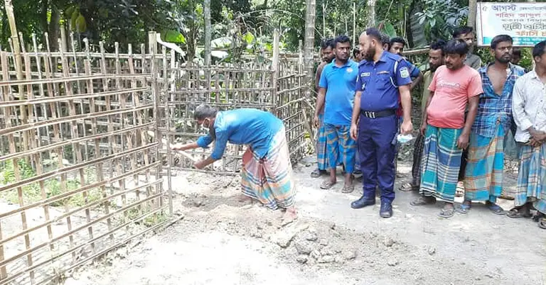 কবর থেকে তোলা হচ্ছে আজিজের মরদেহ