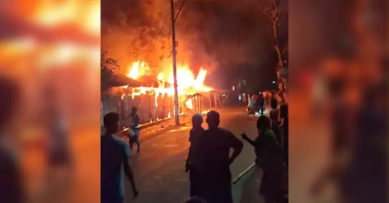 আগুনে পুড়েছে সোতারপাড় বাজারের দোকান