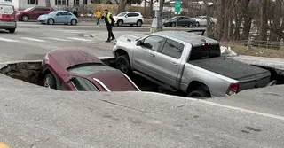 নেব্রাস্কায় সিঙ্কহোলে দুই গাড়ি, অল্পের জন্য প্রাণহানি এড়ালেন চালকেরা
