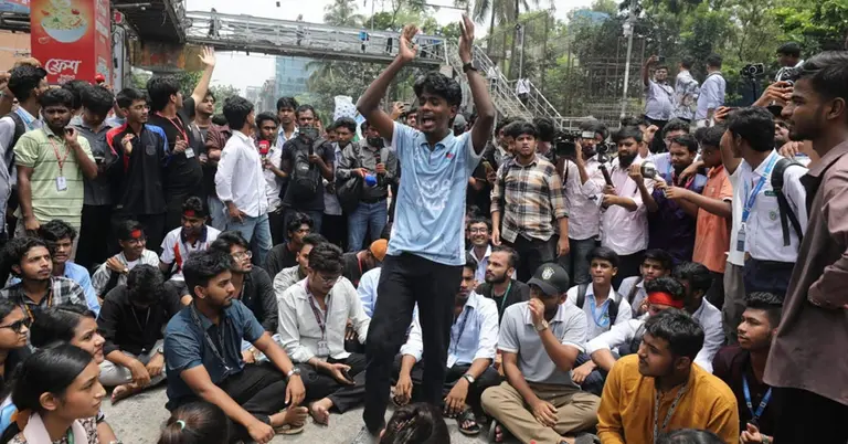 সায়েন্সল্যাবে শিক্ষার্থীদের বিক্ষোভ