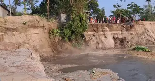 অসময়ের নদী ভাঙনে টাঙ্গাইলে গৃহহীন অন্তত ১৫ পরিবার